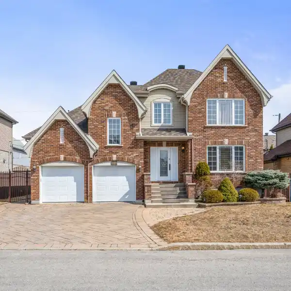 STUNNING EXECUTIVE COTTAGE IN IDEAL LOCATION