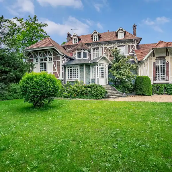 ARCHITECTURAL GEM IN IDEAL LOCATION