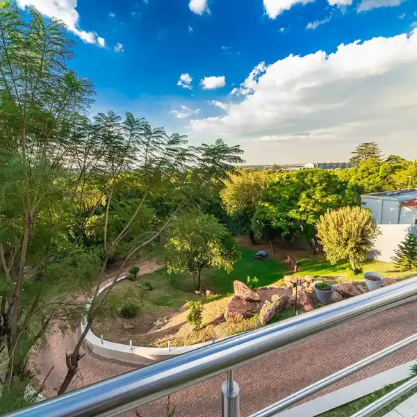 EXCLUSIVE ESTATE LIVING WITH SPECTACULAR VIEWS