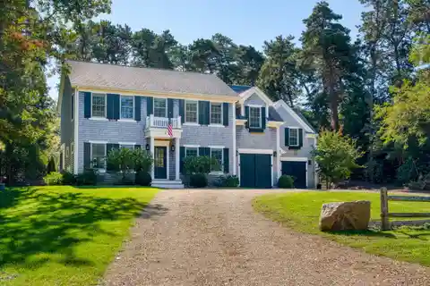 Coastal Sophistication on the Vineyard