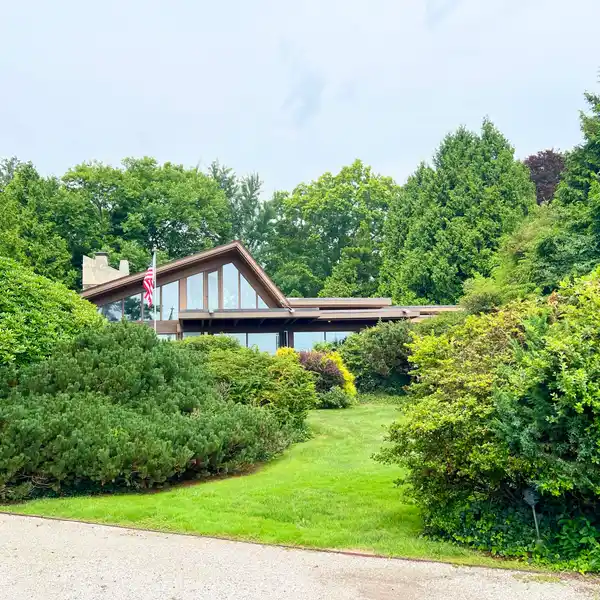 UNIQUE MID-CENTURY WATERFRONT HOME