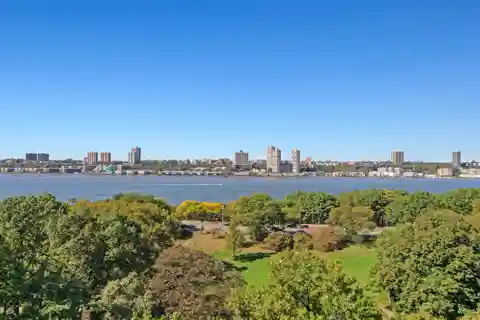 Beautiful Year-Round Hudson River Views