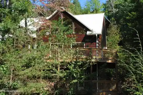 Custom Cabin in Prime Resort Location