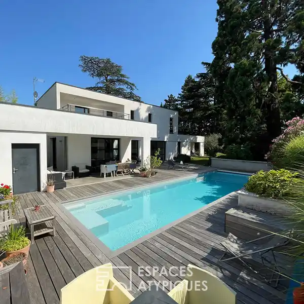 CONTEMPORARY ELEGANCE IN A GREEN SETTING