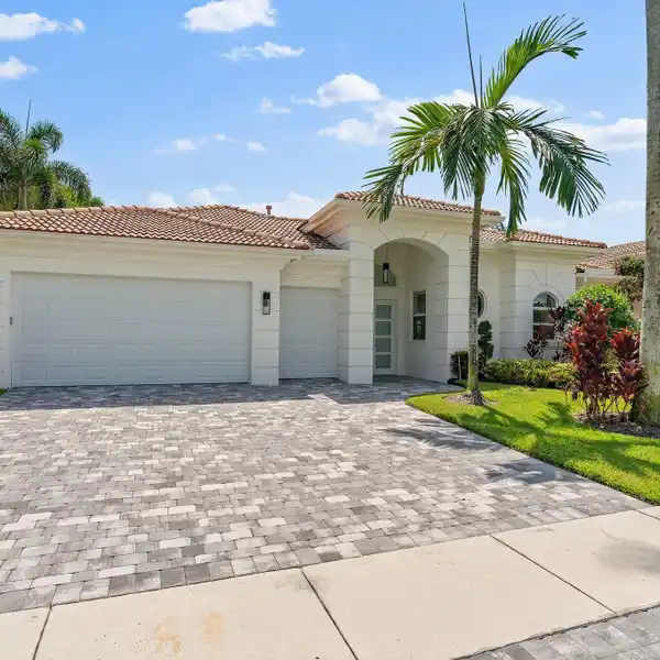 BEAUTIFUL COURTYARD HOME WITH GUEST HOUSE