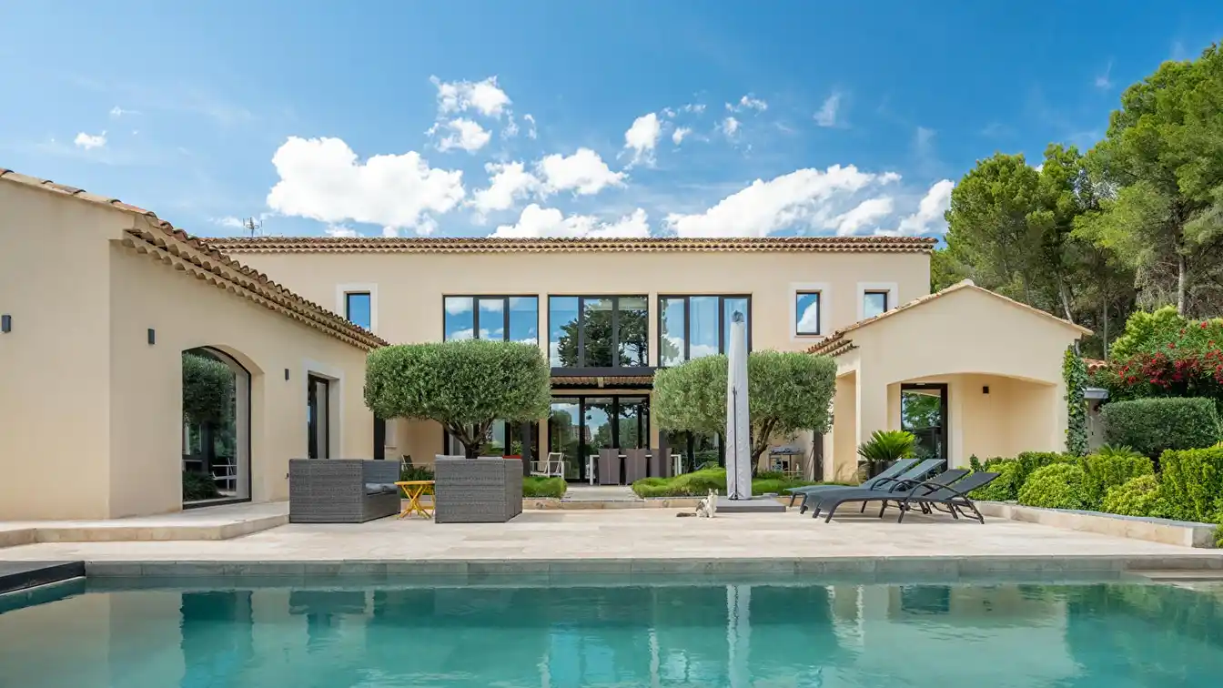 Contemporary Villa in the Heart of the Alpilles