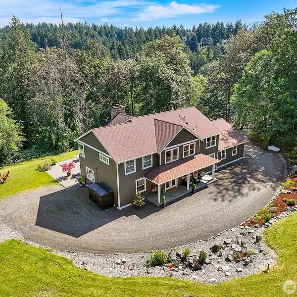 CUSTOM-BUILT LUXURY MEETS PACIFIC NORTHWEST CHARM