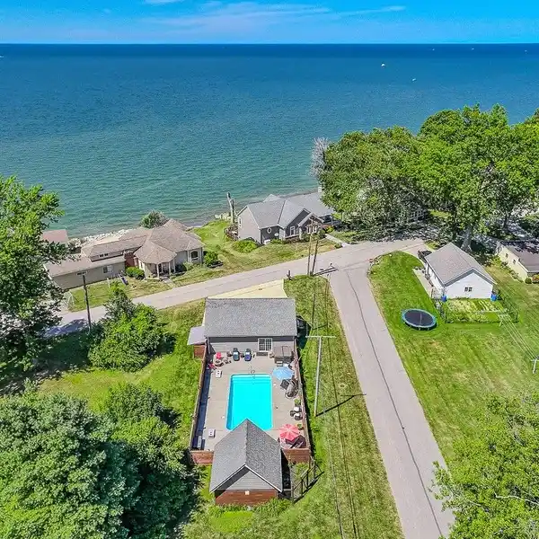 DREAM LAKEFRONT RETREAT