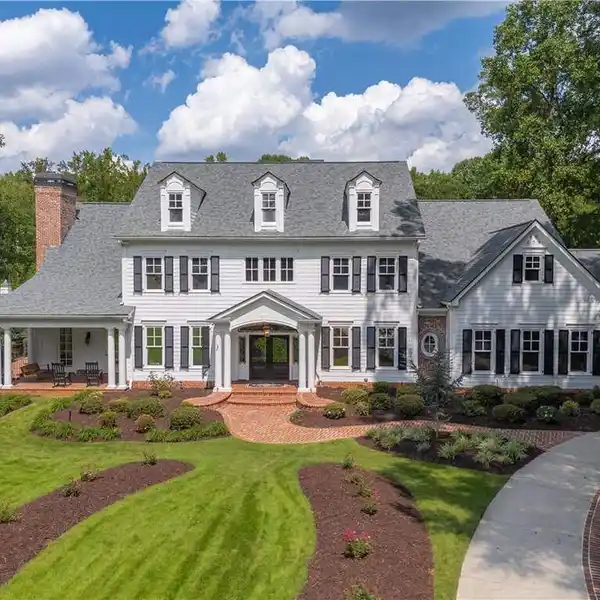 PRIVATE 4.28-ACRE ESTATE WITH TIMELESS DESIGN & CUSTOM FINISHES