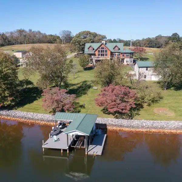 CONTEMPORARY LAKEFRONT LOG HOME