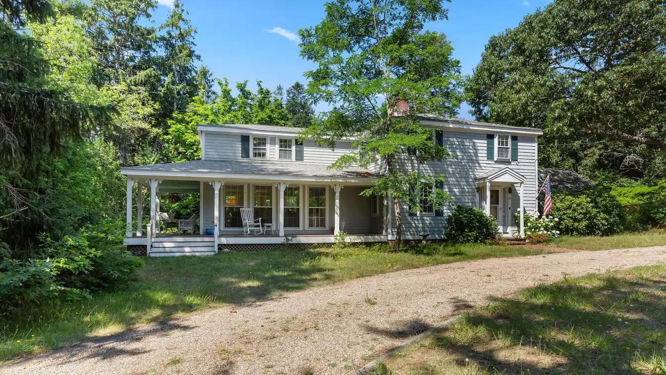 Beautiful Circa 1827 Antique Home