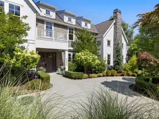Hampton's Inspired Property in the Heart of Enatai