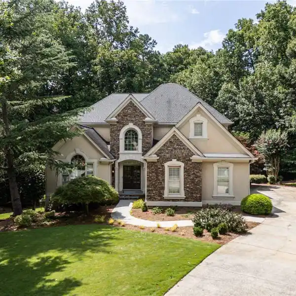 MODERN LUXURY MEETS SERENITY IN CHARTWELL GEM