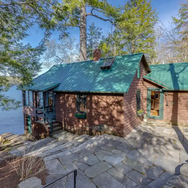 LAKESIDE COTTAGE ON SQUAM LAKE