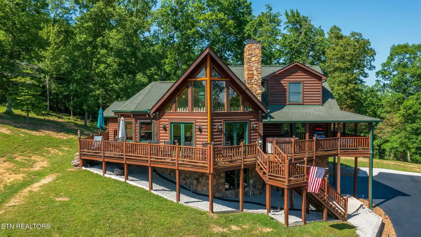 Luxurious Log Cabin on over 14 Acres