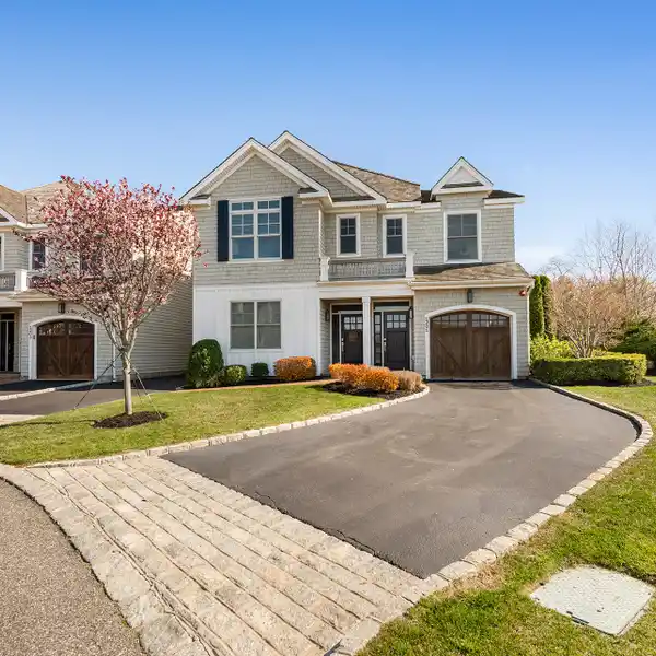 BEAUTIFULLY DECORATED CORNER UNIT FOR RENT