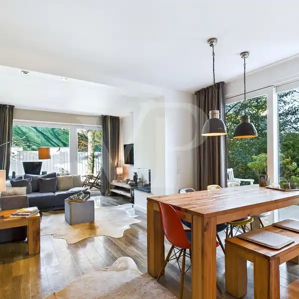 MODERN LIVING WITH HIGH-QUALITY FURNISHINGS