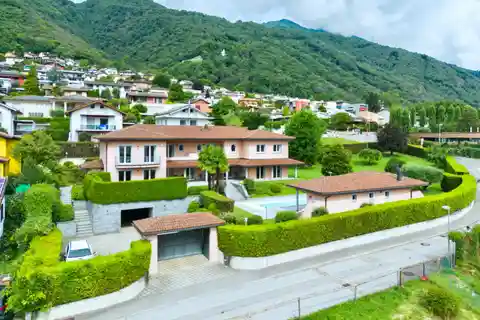 Elegant Villa with Pool and Guest House