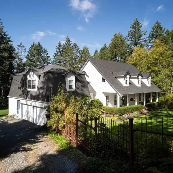 PICTURESQUE HOME WITH BRILLIANT OCEAN VIEWS