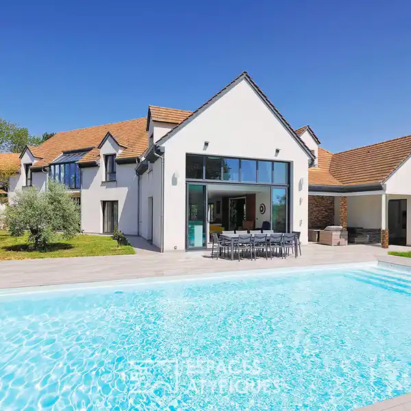 CONTEMPORARY ARCHITECT-DESIGNED HOUSE