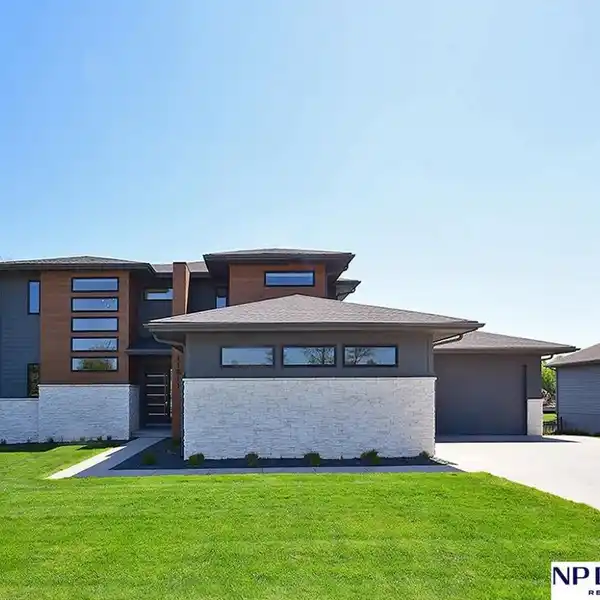 CONTEMPORARY ESCAPE ON BENNINGTON LAKE