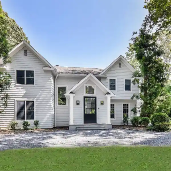 STUNNING RESIDENCE FOR RENT ON OVER AN ACRE