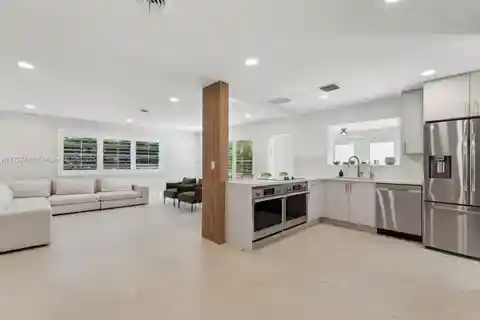 Spacious Home in the Heart of Hollywood