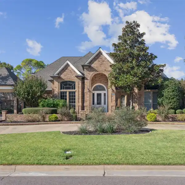 STUNNING HOME IN COLLEYVILLE'S BROOK MEADOWS NEIGHBORHOOD