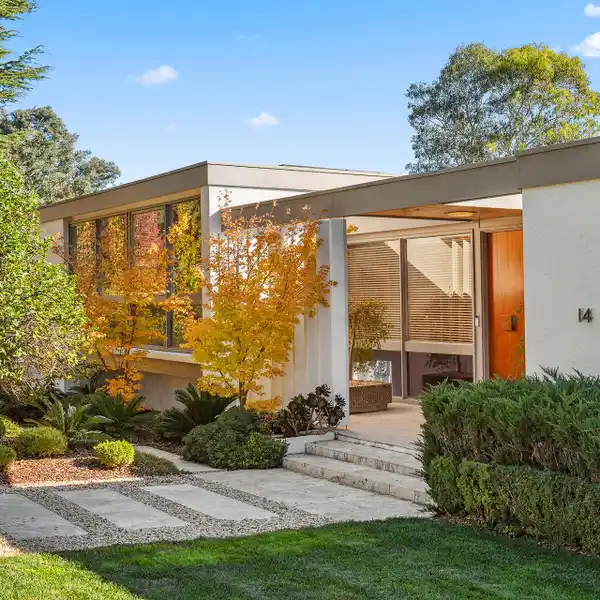 STRIKING AND SPACIOUS MID-CENTURY MODERN HOME