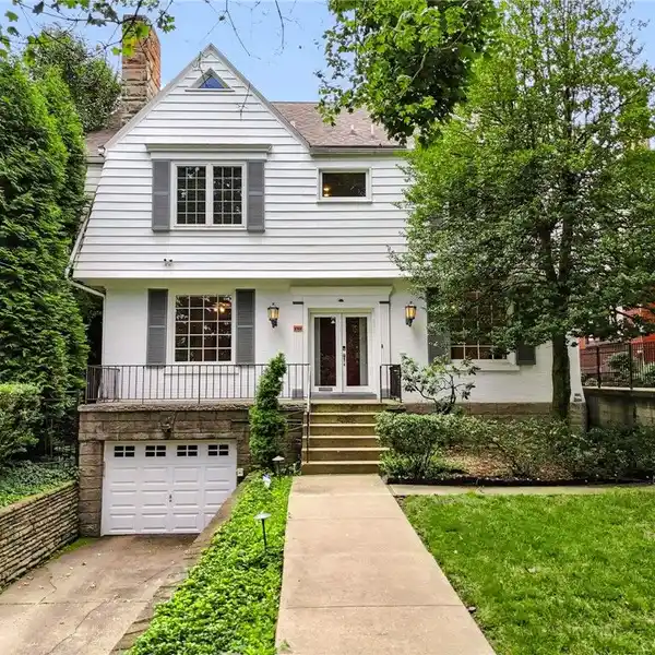 LIGHT-FILLED RETREAT STEPS FROM SQUIRREL HILL ATTRACTIONS