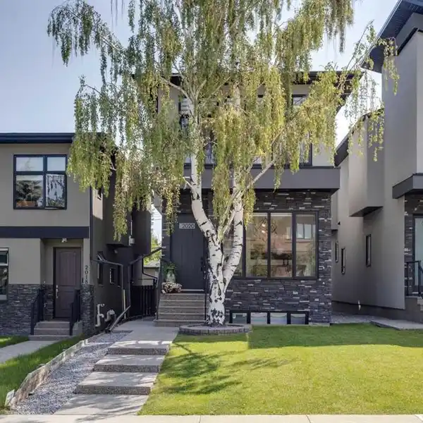 IMPRESSIVE HOME ON AN IDYLLIC STREET