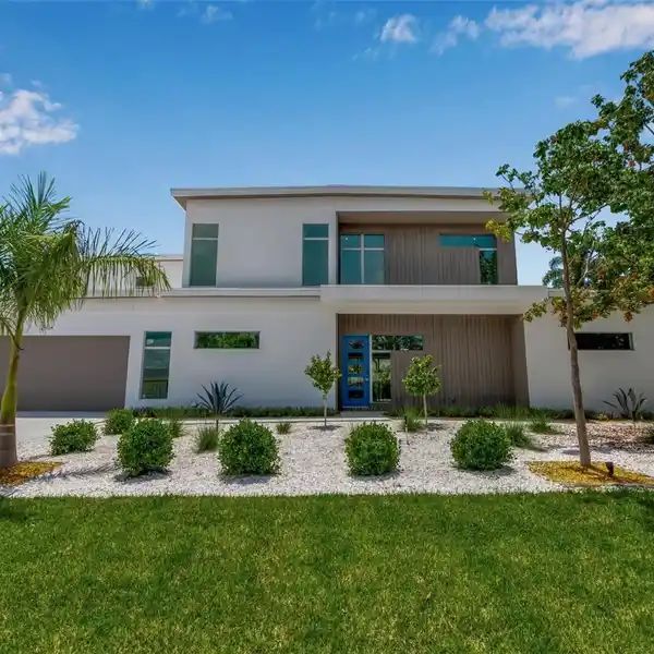 STYLISH FLORIDA LIVING MINUTES FROM SIESTA KEY