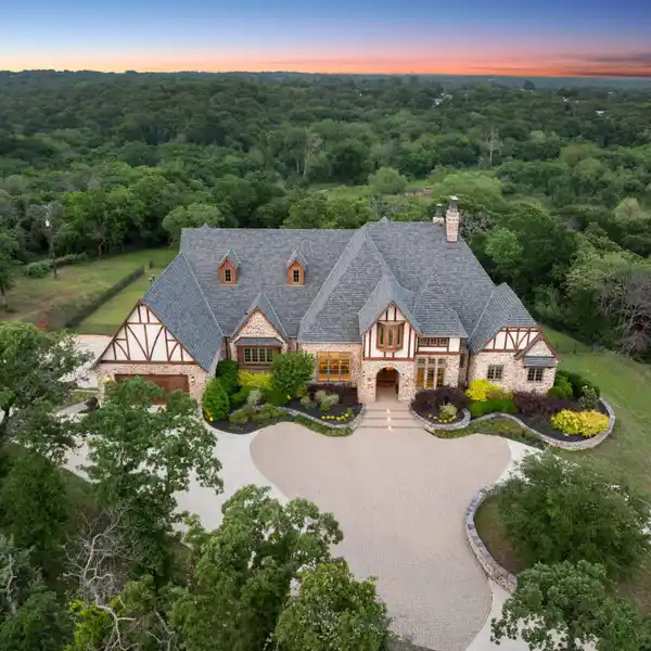 ENGLISH COUNTRYSIDE CHARM ABOVE LAKE GRAPEVINE