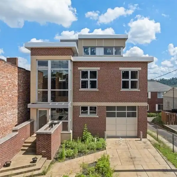 PRIME LOCATION IN TROY HILL