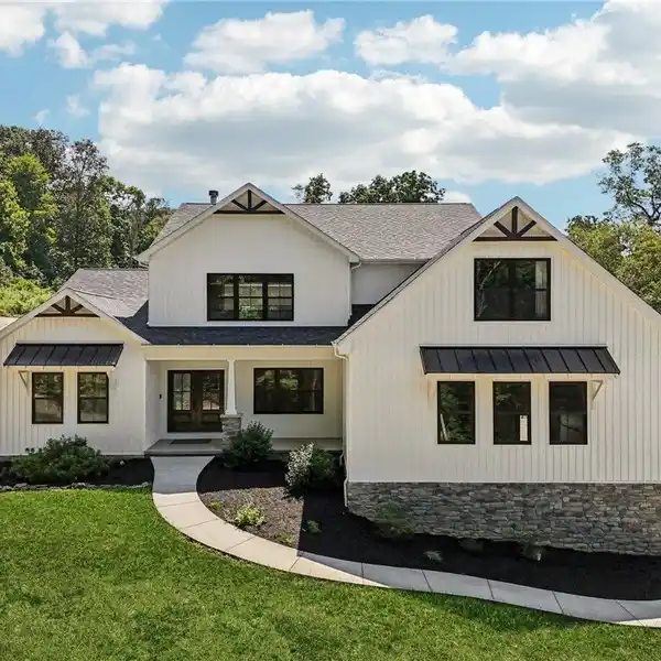 PRIVATE 35-ACRE ESTATE WITH LUXURY POOL