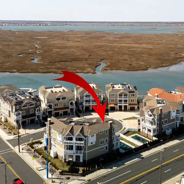 THE BAY VIEW BREEZE - STUNNING TOWNHOME