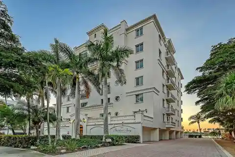 Waterfront Luxury Residence with Panoramic Bay Views