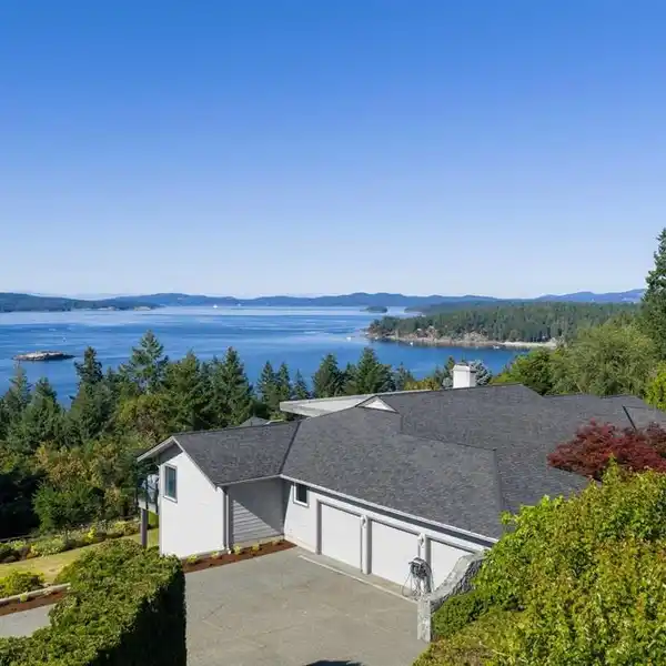 ELEGANTLY APPOINTED HOME ATOP CLOAKE HILL