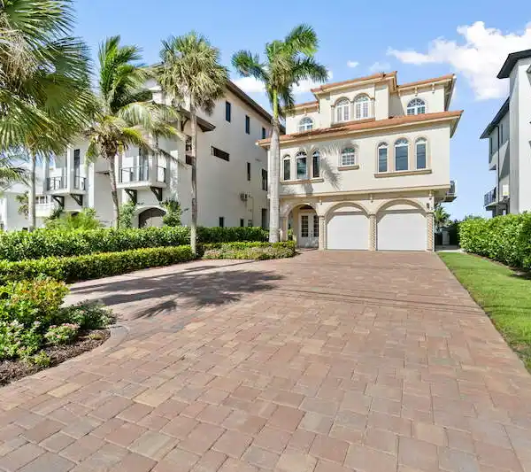 SPACIOUS DIRECT BEACHFRONT POOL HOME IN BONITA SPRINGS