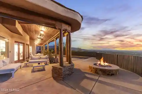 An Unparalleled Living Experience on Three-plus Acres