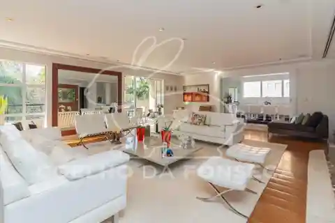 Magnificent Apartment in a Neoclassical Building