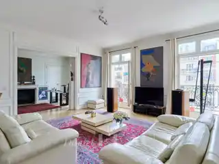 Corner Flat in a Beautiful Building