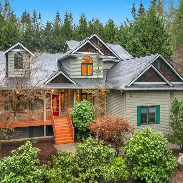 CASUAL GRANDEUR IN A WOODED SETTING