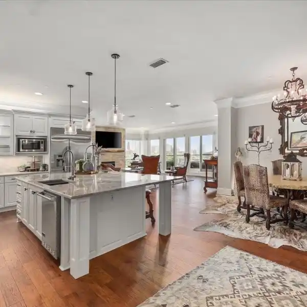 RARE LUXURY HOME IN VILLA DE LEON