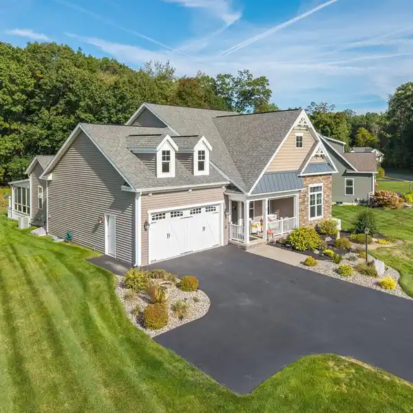 EXCEPTIONAL CRAFTSMAN RANCH IN LAKEVIEW LANDING