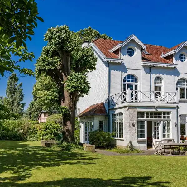 EXCEPTIONAL PROPERTY IN A GREEN SETTING