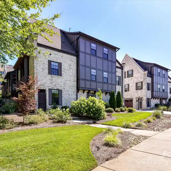BEAUTIFULLY DESIGNED SAUSSY BURBANK TOWNHOME