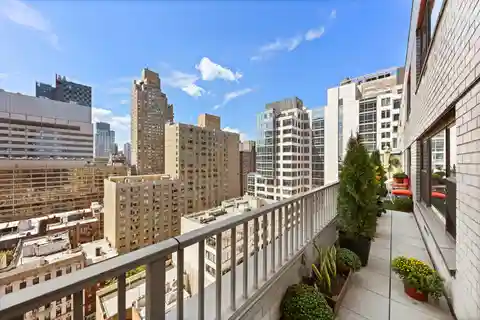 High-Floor Light-Filled Home with Big Terrace