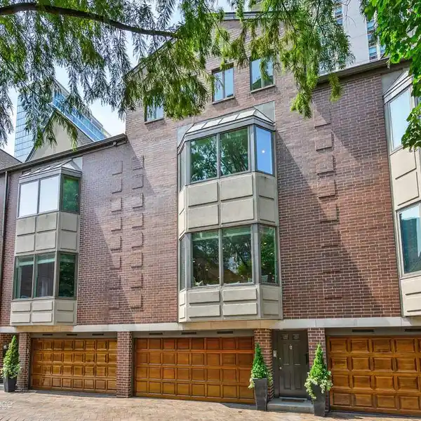 SOPHISTICATED TOWNHOME IN BEEKMAN PLACE