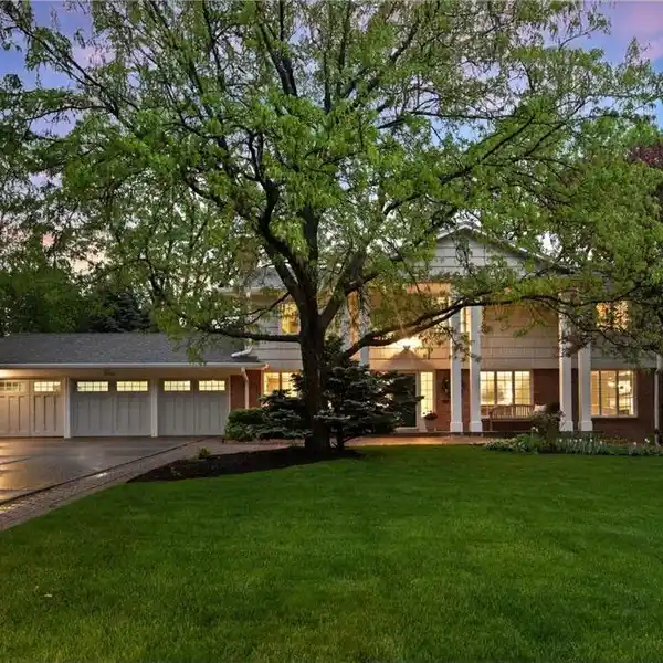 BEAUTIFULLY UPDATED COLONIAL IN PARKWOOD KNOLLS
